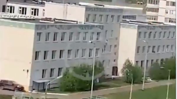 रूस के स्कूल में अंधाधुंध फायरिंग से दहशत, जान बचाने के लिए खिड़कियों से कूदे छात्र, देखें दर्दनाक वीडियो