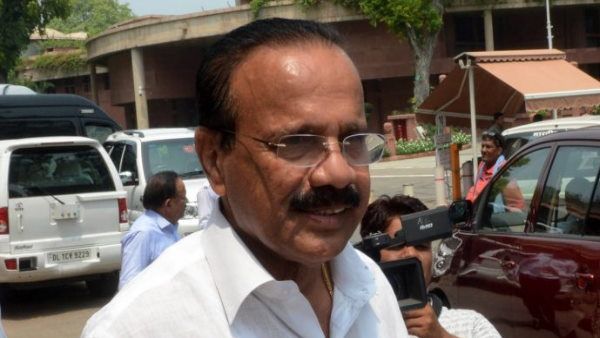 वैक्सीन की कमी के सवाल पर भड़के केंद्रीय मंत्री, बोले-क्या हम खुद को फांसी पर लटका लें?