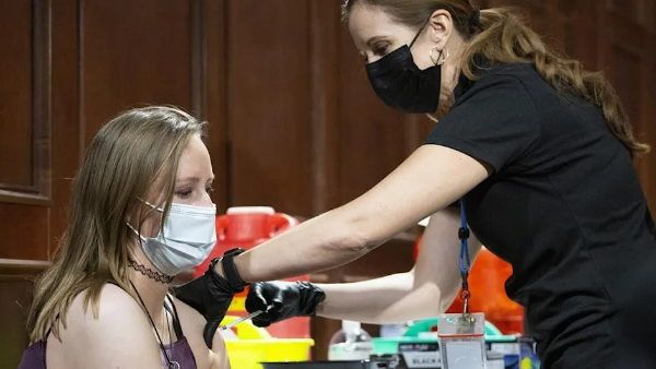 कोरोना वैक्सीन लेने से ना बचे कोई, सरकार ने न्यूड क्लब में ही बना दिया सेंटर