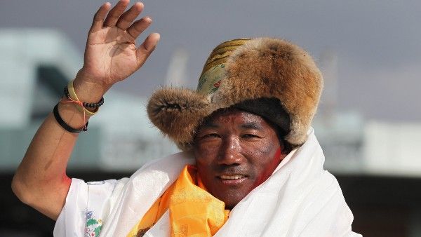 गजब: माउंट एवरेस्ट की चोटी पर 27 साल में 25वीं बार पहुंचा ये शख्स, तोड़ा अपना ही पुराना रिकॉर्ड