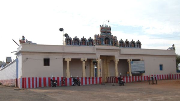 तमिलनाडु में DMK के जीतने की खुशी में महिला ने अपनी जीभ काटकर देवता को चढ़ाई