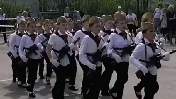 रूस में प्राइमरी स्कूल के बच्चों को युद्ध की ट्रेनिंग, हाथों में दिए गये 'हथियार', वतन पर मरने की खिलाई गई कसम