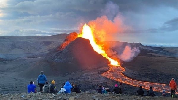 दुनिया में पहली बार धधकते ज्वालामुखी की बिक्री, खरीदने वाले लगा रहे लंबी लंबी बोली