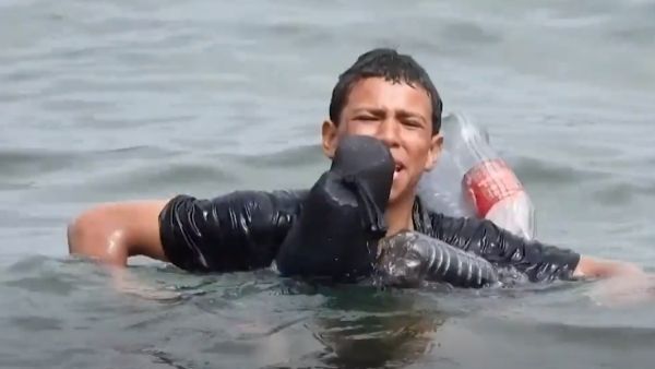 प्लास्टिक बोतल बांधकर समुद्र तैरते हुए दूसरे देश पहुंच गया लड़का, शरणार्थियों का भावुक करने वाला वीडियो