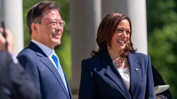 कमला हैरिस पर लगा नस्लभेद का आरोप, साउथ कोरिया के राष्ट्रपति से हाथ मिलाकर कपड़े में पोंछा हाथ, वीडियो वायरल