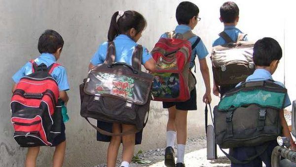  UP: प्राइमरी स्कूलों के बच्चों के पेरेंट्स खुद खरीद सकेंगे यूनिफॉर्म, बैग-जूते, सरकार सीधे भेजेगी रकम
