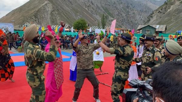 कश्मीर: LoC के पास बसे गांव में पहुंचे अक्षय कुमार, जवानों के साथ किया डांस