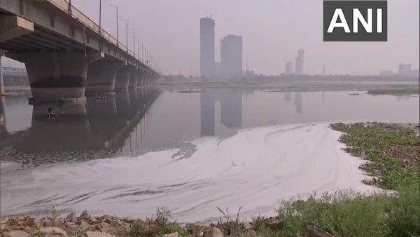 Video: दिल्ली में यमुना नदी पर तैरते दिखे जहरीले झागों ने पर्यावरणविदों की बढ़ाई चिंता