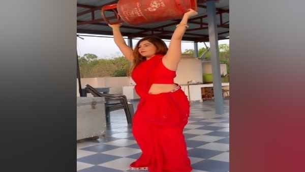 रेड साड़ी में लड़की ने सिलेंडर उठाकर किया एक्सरसाइज, Video देख उड़ जाएंगे होश