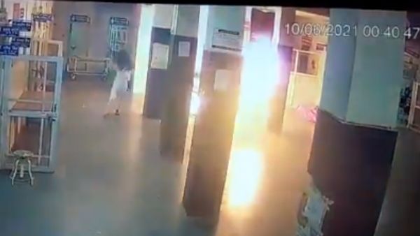 मारपीट के बाद आरोपी ने अस्पताल पहुंच पीड़ित को किया आग के हवाले, CCTV में कैद हुई खौफनाक घटना