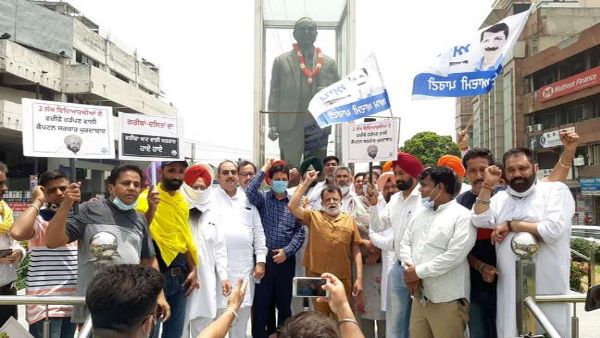 पंजाब: आम आदमी पार्टी ने कैप्टन सरकार पर लगाया मैट्रिक स्कॉलरशिप में घोटाले का आरोप, फूंका पुतला