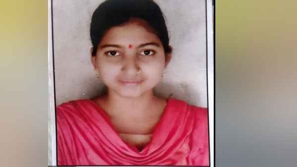 बीए थर्ड इयर में पढ़ने वाली 21 वर्षीय आरती तिवारी बनीं बलरामपुर जिला पंचायत अध्‍यक्ष