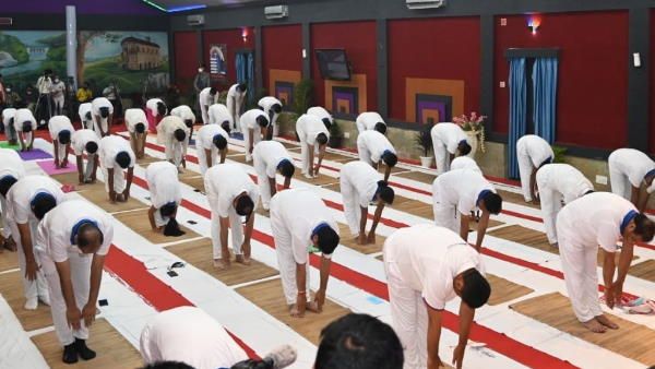 Yoga Day: सुप्रीम कोर्ट के पूर्व जज बोले- गरीब लोगों से योग की नौटंकी कराना क्रूरता की हद