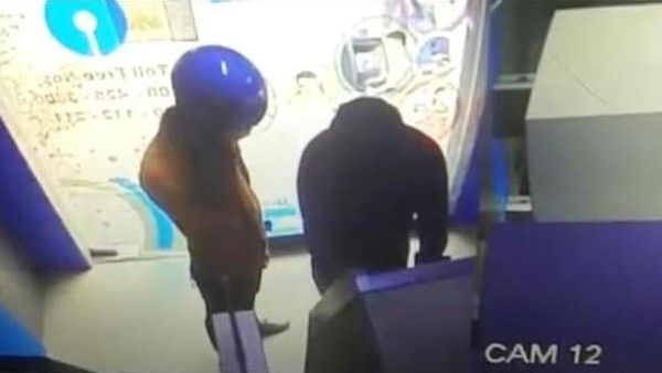 लूट का ये तरीका जानकर हैरान है पुलिस और बैंक, ATM में उंगली डालकर चोरों ने उड़ाए 35 लाख रुपए