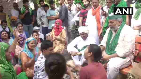 टोहाना पुलिस स्टेशन के बाहर धरने पर बैठे राकेश टिकैत, जानें क्या है पूरा मामला