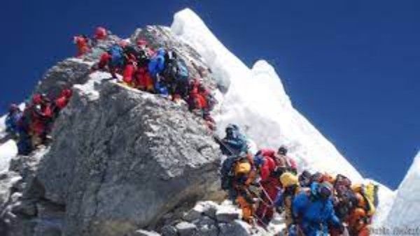 माउंट एवरेस्ट पर चढ़े दर्जनों कोरोना संक्रमित पर्वतारोही, नेपाल सरकार ने आरोपों को बताया निराधार