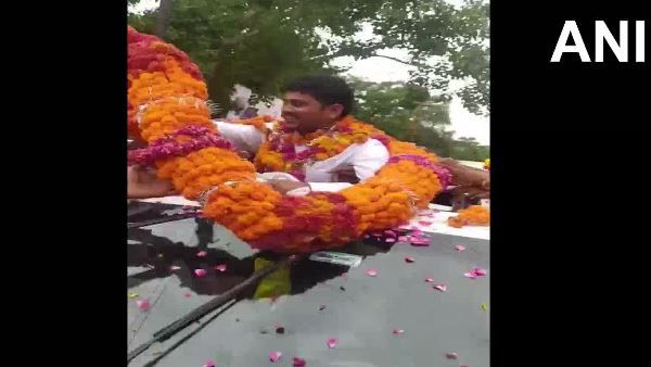 इटावा: जेल से न‍िकलते ही सपा नेता ने न‍िकाला व‍िजय जुलूस, 200 लोगों के खि‍लाफ FIR, 34 ह‍िरासत में