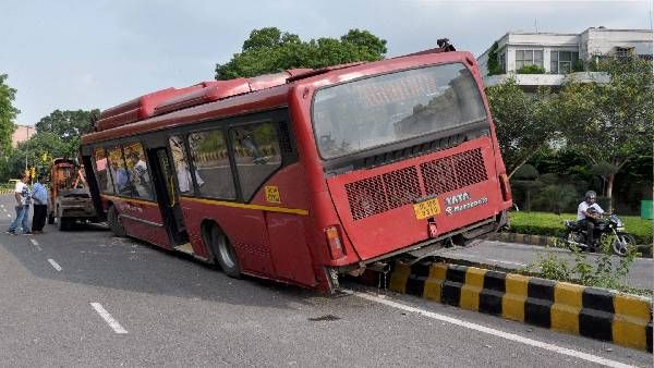दिल्ली में रफ्तार का कहर, बेकाबू DTC बस ने एक को रौंदा, 3 पुलिसकर्मी सहित 4 लोग घायल
