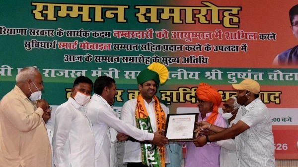 हरियाणा सरकार ने नंबरदारों को बंटवाए स्मार्ट फोन, मानदेय भी बढ़ाया, डिप्‍टी CM को किया सम्‍मानित