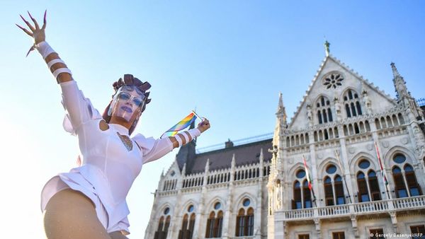 हंगरी ने पास किया समलैंगिकता विरोधी कानून