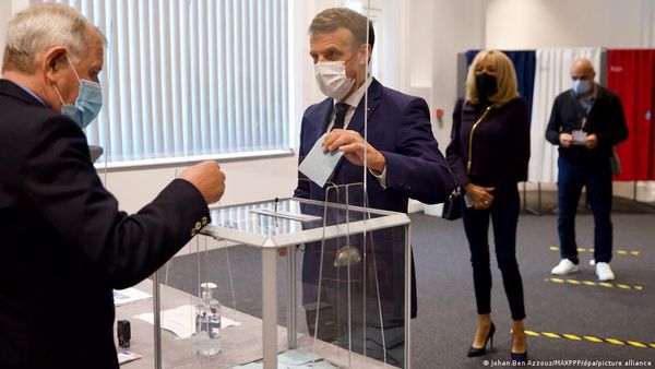 फ्रांस में अति दक्षिणपंथियों का सूपड़ा साफ, माक्रों को भी झटका