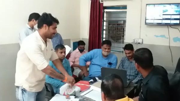 भरतपुर एफसीआई गोदाम में एसीबी का छापा, 2 अधिकारी एक लाख की घूस लेते गिरफ्तार