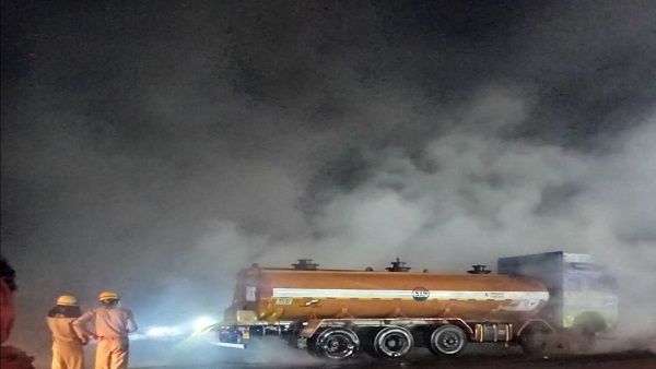 ओडिशा में एसिड से भरे टैंकर में बीच सड़क पर हो रहा रिसाव, फायर ब्रिगेड की टीम पहुंची