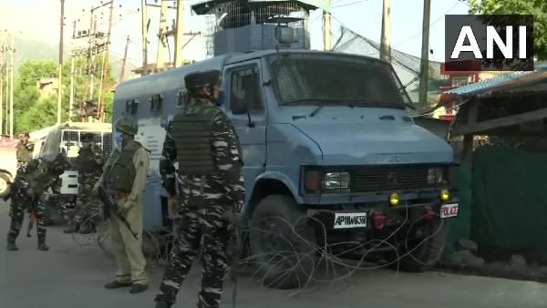 कश्मीर: श्रीनगर में CRPF पार्टी पर ग्रेनेड हमला, घायल 4 नागरिक में से 1 की मौत