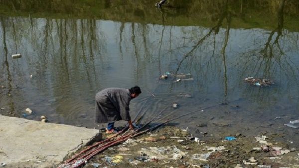 जम्मू-कश्मीर में बिना नेटवर्क का एक गांव, टीचर और बच्चे 3 किलोमीटर दूर जाकर लेते हैं ऑनलाइन क्लास