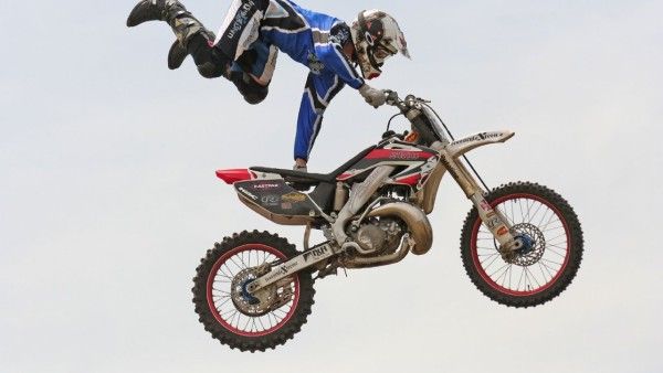 Video: Dirt bike jumping की दुनिया में छाई शोक की लहर, विश्व रिकॉर्ड के लिए स्टंट करने के दौरान बाइकर की मौत
