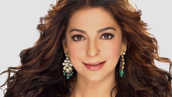 HC में हो रही थी सुनवाई, जूही चावला को देख शख्‍स गाने लगा 'लाल लाल होठों पर गोरी' गाना