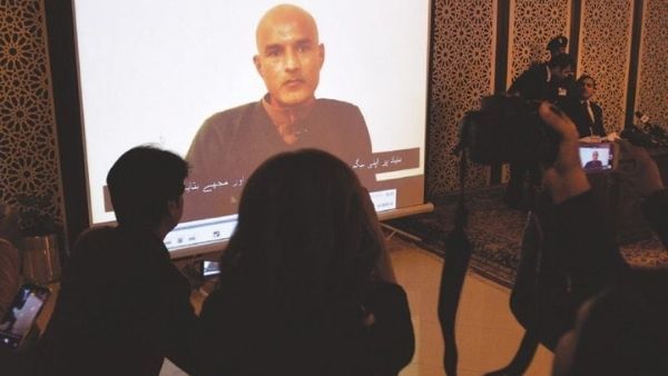 कुलभूषण जाधव को बचाने के लिए पाकिस्तान में बने नये कानून पर घमासान, विपक्ष ने इमरान खान को कहा गद्दार