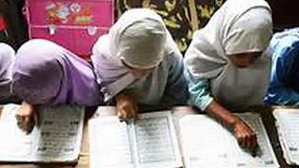 यूपी: नए सत्र से मोबाइल एप पर पढ़ेंगे मदरसा बोर्ड के छात्र, योगी सरकार कर रही आधुनिकीकरण