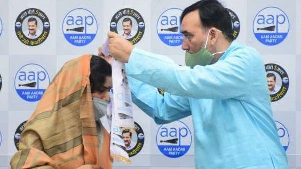 MCD चुनाव से पहले कांग्रेस को बड़ा झटका, पार्षद उषा शर्मा AAP में शामिल