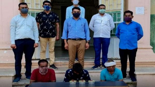 गुजरात में SOG की टीम ने कार का पीछा कर लाखों की ड्रग्स जब्त की, राजस्थान से आए थे तस्कर