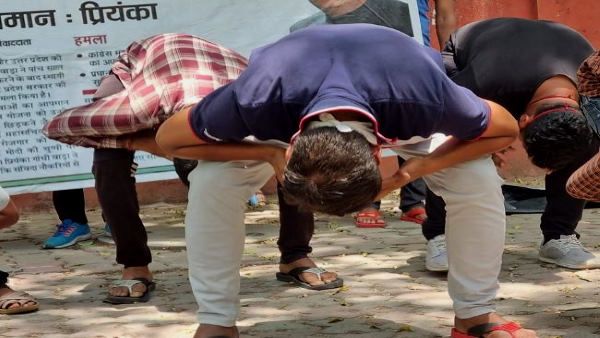 राजस्थान के पढ़े-लिखे युवक दिल्ली में कांग्रेस मुख्यालय के बाहर बन रहे मुर्गा, जानिए वजह