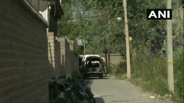Srinagar encounter: सेना और आतंकियों के बीच मुठभेड़ जारी, एक आतंकी ढेर, एक अधिकारी व एक जवान घायल