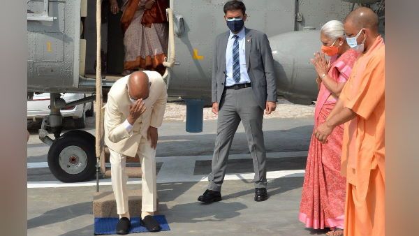 राष्ट्रपति राम नाथ कोविंद अपनी जन्मभूमि पर पहुंचकर हुए भावुक, माथे से लगाई मिट्टी