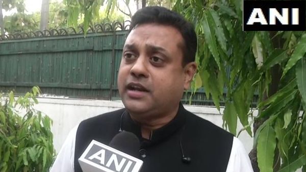संबित पात्रा की कार पर NSUI के एक्टिविस्ट ने फेंकी काली स्याही, भाजपा नेता बोले- मैं उन्हें माफ करता हूं