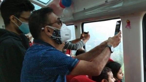 ऑफिस जैसी कुर्सियां, कांच वाली छत... विस्टाडोम कोच के साथ मुंबई-पुणे के बीच डेक्कन एक्सप्रेस शुरू