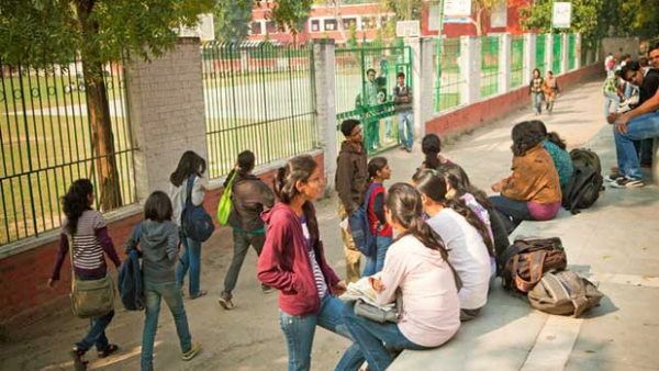शिक्षा मंत्रालय ने जारी की एआईएसएचई 2019-20 रिपोर्ट, उच्च शिक्षा के लिए महिला नामांकन में 18.2%की वृद्धि