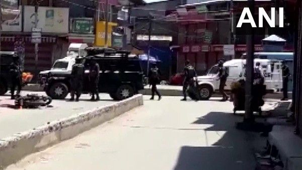 कश्मीर: सोपोर में लश्कर आतंकियों ने किया हमला, 2 जवान समेत 4 लोगों की मौत