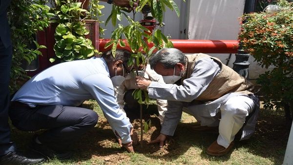 विश्व पर्यावरण दिवस: CM तीरथ सिंह रावत ने उत्तराखण्ड सदन के परिसर में लगाया पौधा
