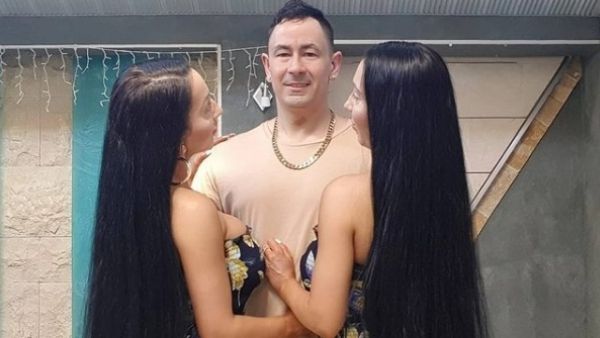 एक ही लड़के को दिल दे बैठीं जुड़वा बहनें, जानें कैसे लाइव शो ने करवा दी तीनों की सगाई