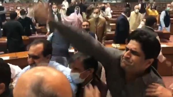 Watch: पाकिस्तान की संसद बनी मछली बाजार, सांसदों ने जमकर की गाली-गलौच, हाथापाई की नौबत