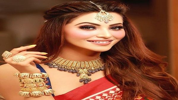 Photos: मेहंदी के फंक्‍शन में 58 लाख की साड़ी पहन पहुंचीं उर्वशी रौतेला, तस्वीरों से नजर हटा पाना मुश्किल