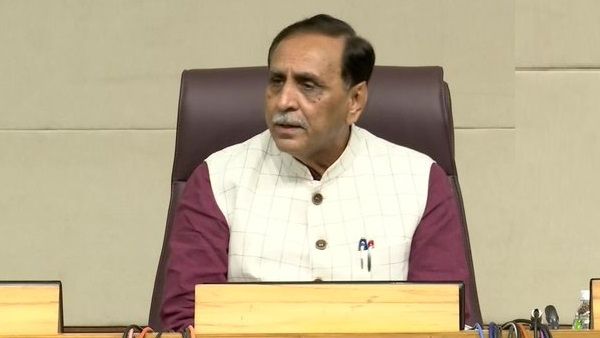 ‘गुजरात इलेक्ट्रिक वाहन नीति-2021' की CM ने की घोषणा, अब ऐसे वाहन खरीदने पर मिलेगी डेढ़ लाख तक की सब्सिडी