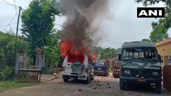 बंगाल में फिर उपद्रव: पुलिस हिरासत में 21 वर्षीय युवक की मौत पर हंगामा, की तोड़फोड़-आगजनी