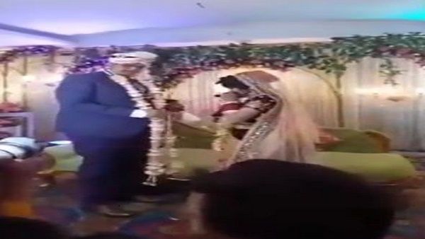 Viral Video: दूल्हा जैसे ही पहनाने लगा जयमाल, दुल्हन स्टेज पर खेलने लगी कबड्डी, लोट-पोट हुए बाराती