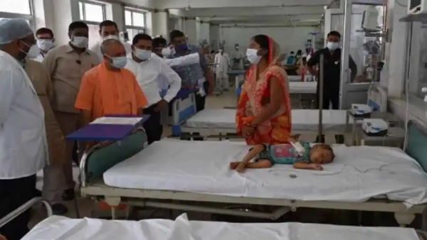 अयोध्या दौरे पर मरीजों से मिलने अस्पताल पहुंचे CM योगी, पूछा- सुविधाएं मिल रहीं हैं कि नहीं?